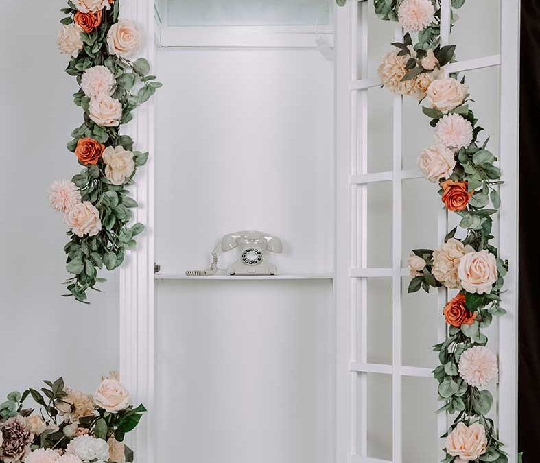 Cabina de fotos blanca para bodas y eventos: qué es, ventajas y beneficios